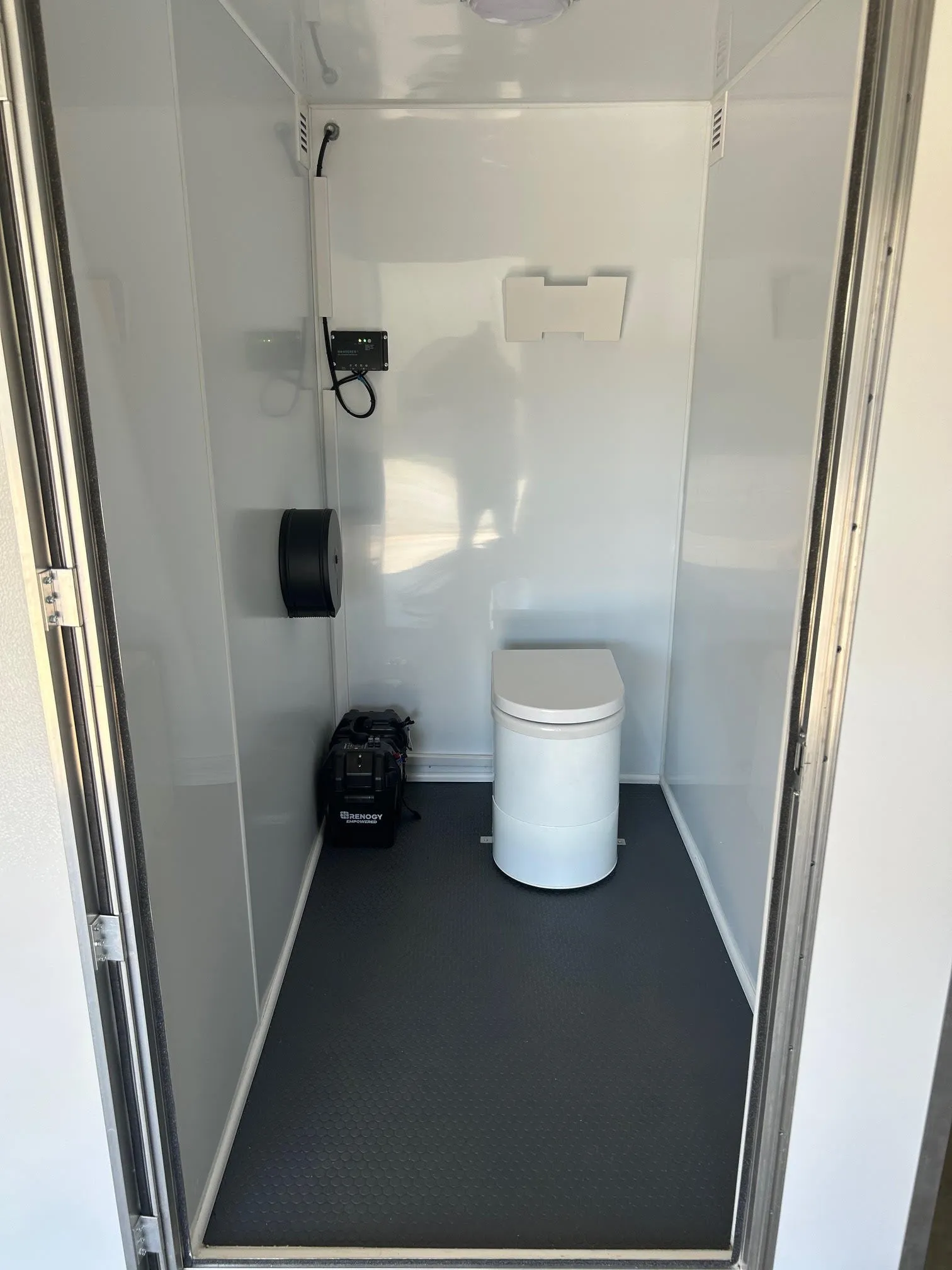 Single Portable Restroom with Waterless Incinerating Toilet